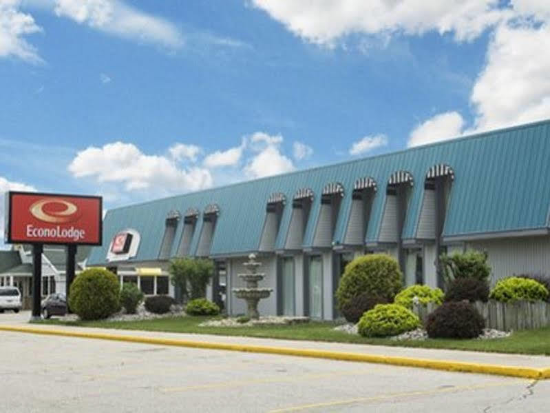 Spencer Inn & Suites Exterior photo
